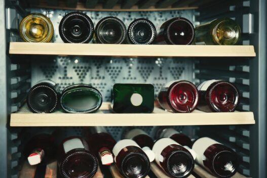 Vinflasker i vinkøleskab